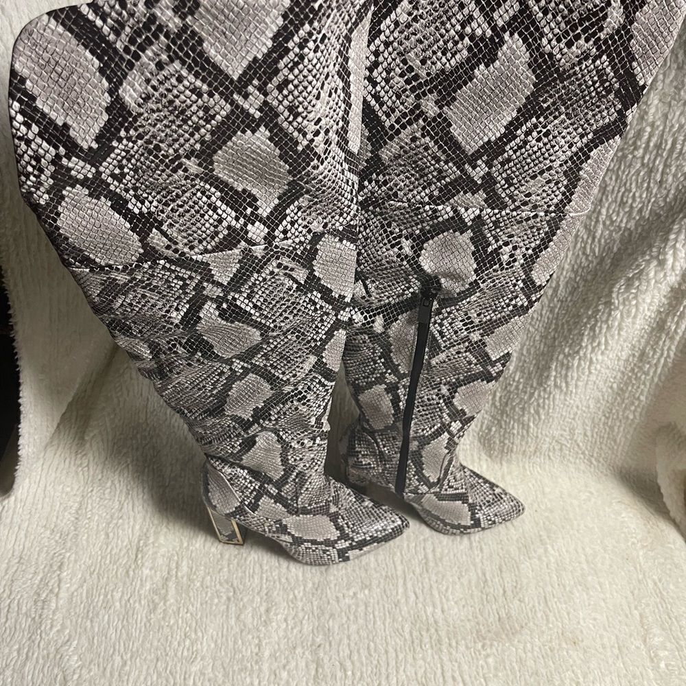 Bamboo synthetic Snakeskin Print beige & gray thigh high block Heels boots SZ8